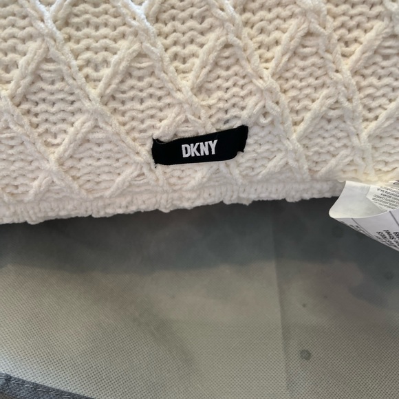 NWOT Pair of 20x20 DKNY white pillow shams - Picture 4 of 9